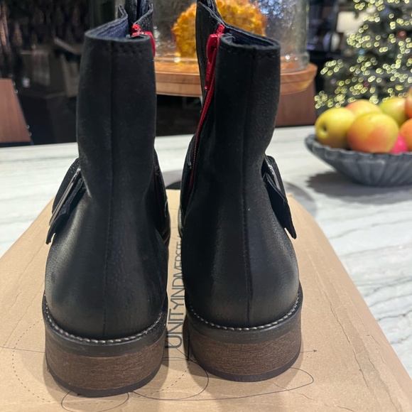 NIB Unity in Diversity Size 38 Black Leather Boots with red side zipper - Picture 4 of 8